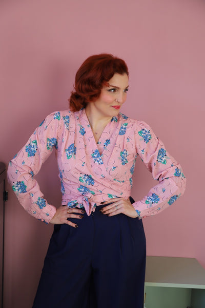 **Vente d'échantillons** Le chemisier portefeuille à manches longues « Darla » en bouquet d'été rose, véritable style vintage des années 1940-50