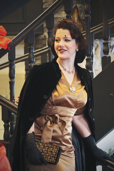 Neue RnR „Luxe“-Reihe. Das „Evelyn“ Wiggle-Kleid in superluxuriösem goldenem Pekannussbraun-SATIN