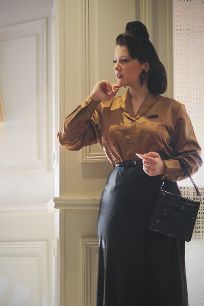 Neue RnR „Luxe“-Reihe. Die langärmlige bestickte Bluse „Valarie“ aus superluxuriösem goldenem Pekannussbraun-SATIN