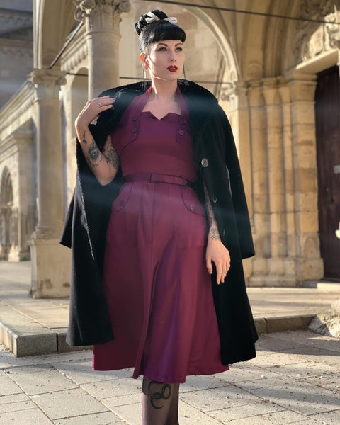 Neue RnR „Luxe“-Reihe. Das „Ayda“ 2-teiliges Set aus Kleid und abnehmbarem Achselzucken-Bolero aus superluxuriösem, sattem Pflaumen-SATIN