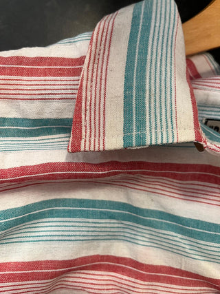 *Make Do & Mend* Sample Sale "Cooper" Shirt in Green and Red Stripe 100% Cotton Seersucker Size M .. PLEASE READ FULL DESCRIPTION ..