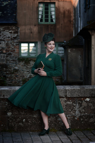 La jupe « Beverly » boutonnée sur le devant avec poches en vert massif, style vintage authentique des années 1950