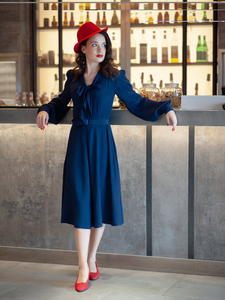 „Eva“-Kleid in Marineblau, klassisches Langarmkleid im 40er-Jahre-Stil mit Bindekragen