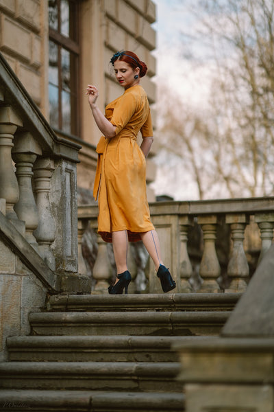 La robe portefeuille complète « Vivien » en moutarde, véritable style des années 1940 au début des années 1950