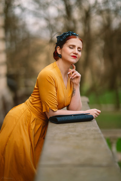 La robe portefeuille complète « Vivien » en moutarde, véritable style des années 1940 au début des années 1950
