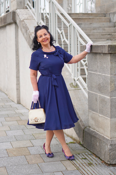 Robe Cindy en bleu marine par la couturière de Bloomsbury, style inspiré vintage classique des années 1940