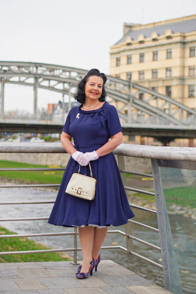 Cindy-Kleid in Marineblau von The Seamstress Of Bloomsbury, klassischer Vintage-inspirierter Stil der 1940er Jahre