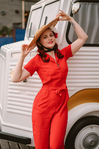 „Lauren“ Siren Jump Suit in einfarbigem Rot, klassischer Vintage-Stil der 1940er Jahre