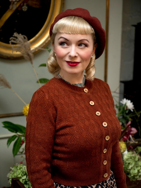Le cardigan en tricot diamant texturé « Sandra » en cannelle, style vintage des années 1940 et 50