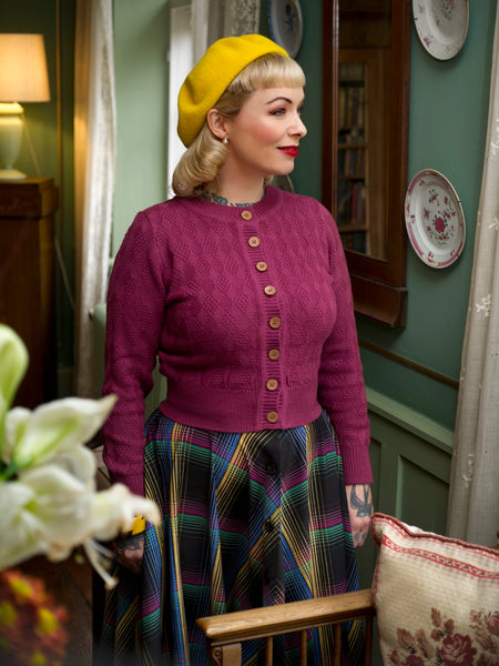 Der strukturierte Rautenstrick-Cardigan „Sandra“ in Fuchsia-Pink, Vintage-Stil der 1940er und 50er Jahre