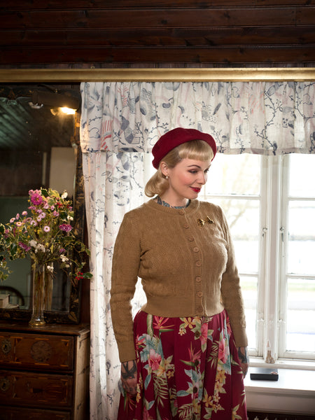 Le cardigan en tricot diamant texturé « Sandra » en biscuit, style vintage des années 1940 et 50