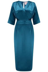 Neue RnR „Luxe“-Reihe. Das „Evelyn“ Wiggle-Kleid in superluxuriösem Pfauenblau-SATIN