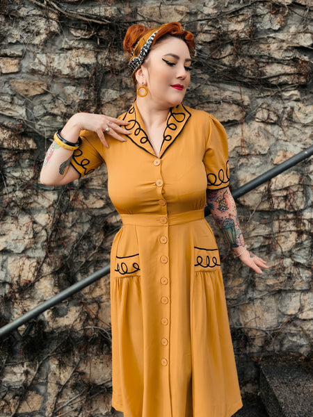 La robe chemise « Loopy-Lou » en moutarde avec contraste noir RicRac, véritable style vintage des années 1950