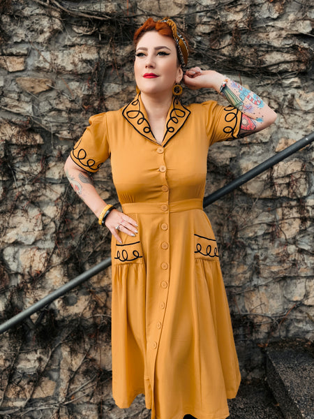 La robe chemise « Loopy-Lou » en moutarde avec contraste noir RicRac, véritable style vintage des années 1950