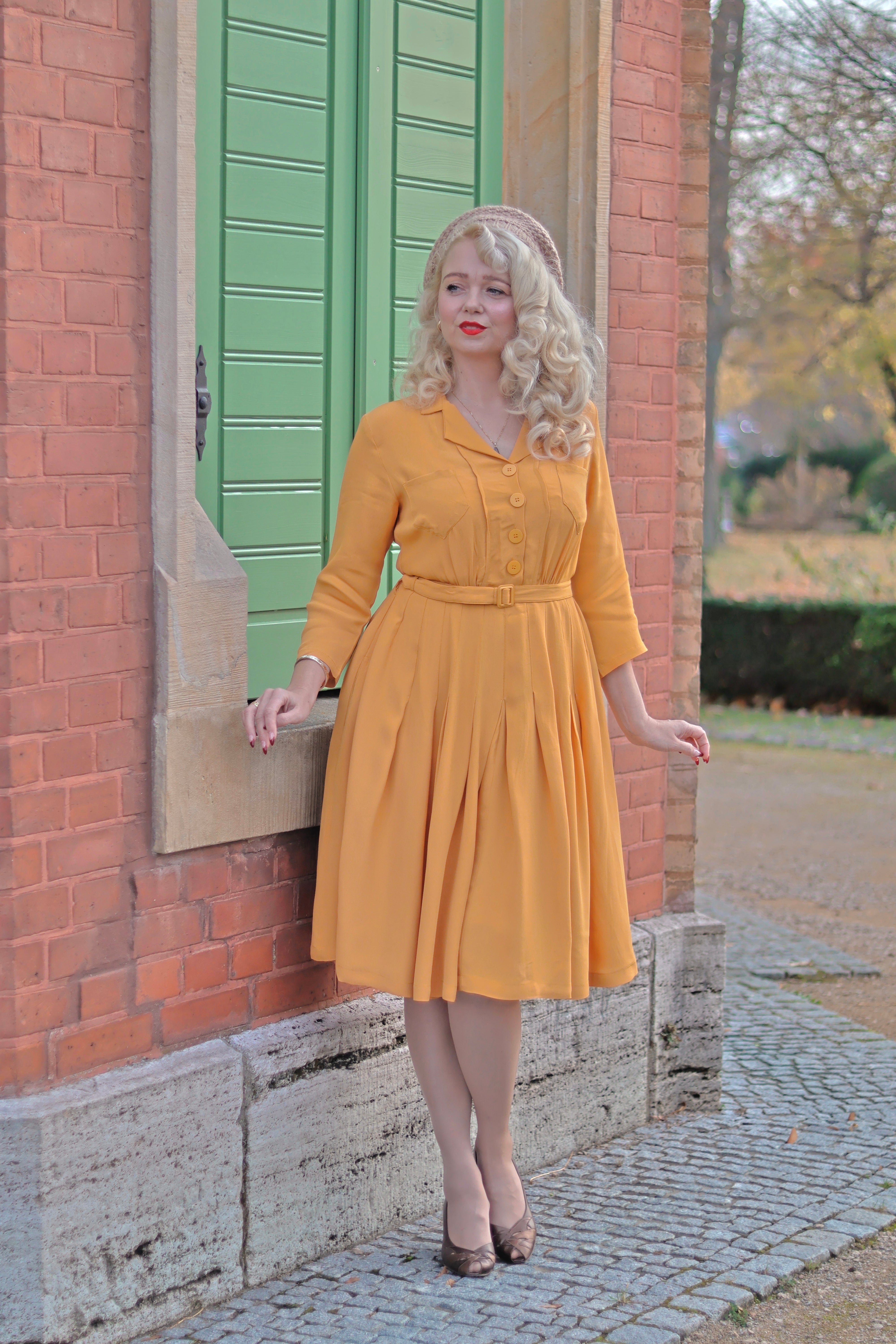1940s shirt dress summer outfit @weekenddoll sent me their darling Katherine in Teal and it's the ultimate summer dress for day dates or traveling because it has POCKETS and an adjustable 1940s Ditsy Spot Tie Waist