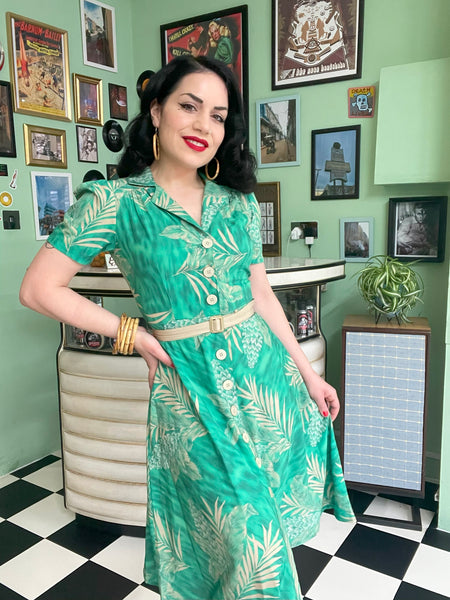 Das Hemdblusenkleid Charlene mit Smaragdpalmen-Print im echten Vintage-Stil der 1950er Jahre