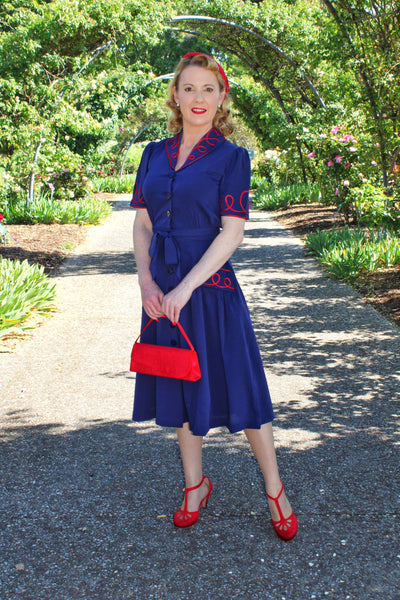 Das Hemdblusenkleid „Loopy-Lou“ in Marineblau mit kontrastierendem rotem RicRac, echter Vintage-Stil der 1950er Jahre