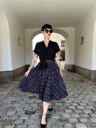 La jupe circulaire complète boutonnée « Beverly » sur le devant avec poches en imprimé cannelle Whisp, véritable style vintage des années 1950 