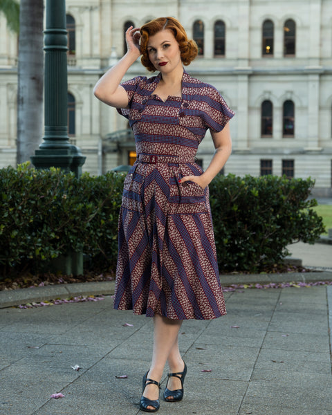 Das „Ayda“-Set aus 2-teiligem Kleid und abnehmbarem Bolero im Dotty Deco-Stil im echten Vintage-Stil