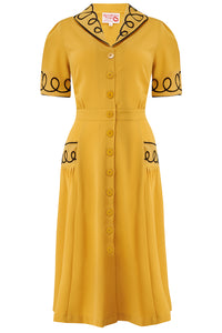 Das Hemdblusenkleid „Loopy-Lou“ in Senf mit kontrastierendem schwarzem RicRac, echter Vintage-Stil der 1950er Jahre