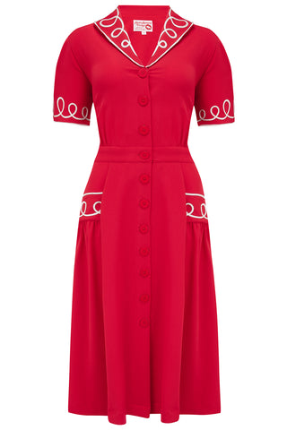 La robe chemise « Loopy-Lou » en rouge avec contraste RicRac, véritable style vintage des années 1950