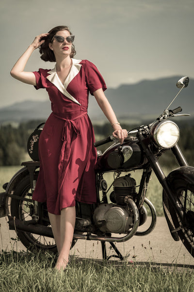 „Peggy“ Wickelkleid in Weinrot mit cremefarbenem Kontrastkragen, klassischer Vintage-Stil der 1940er Jahre