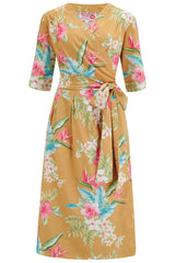 **Musterverkauf** Das Wickelkleid „Vivien“ in senffarbenem Honolulu-Stil im Stil der 1940er bis frühen 1950er Jahre