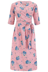 **Vente d'échantillons** La robe portefeuille complète « Vivien » en bouquet d'été rose, véritable style des années 1940 au début des années 1950