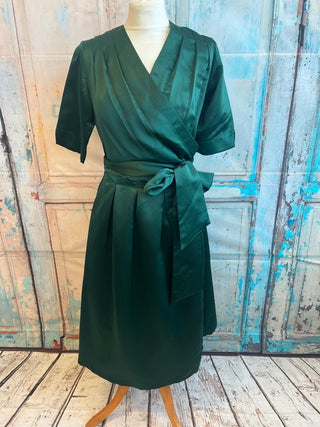 *Make Do & Mend* Sample Sale "Vivien" Dress in Green Satin Size 8 .. PLEASE READ FULL DESCRIPTION ..