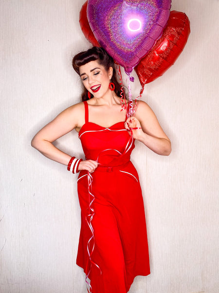 Das 2-teilige Sweetheart-Kleid- und Bolero-Set „Lucille“ im roten und elfenbeinfarbenen Kontrast, echter Vintage-Stil der späten 1940er bis frühen 50er Jahre