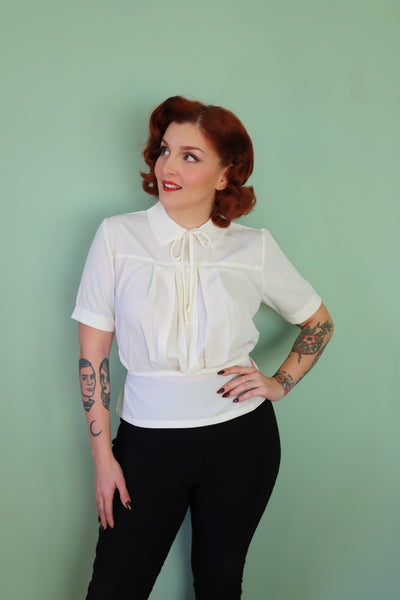 Die „Elsie“-Bluse in Antikweiß, echter authentischer Stil der 1950er Jahre