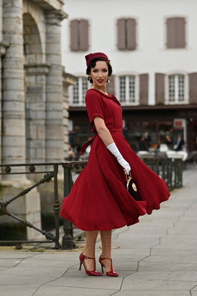 Cindy-Kleid in Weinrot von The Seamstress Of Bloomsbury, klassischer Vintage-inspirierter Stil der 1940er Jahre