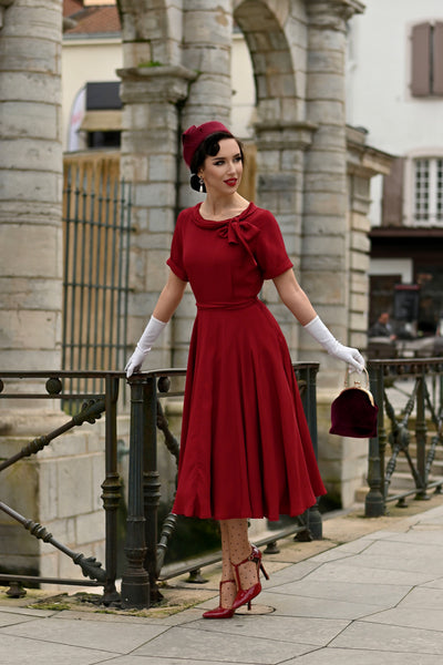 Cindy-Kleid in Weinrot von The Seamstress Of Bloomsbury, klassischer Vintage-inspirierter Stil der 1940er Jahre