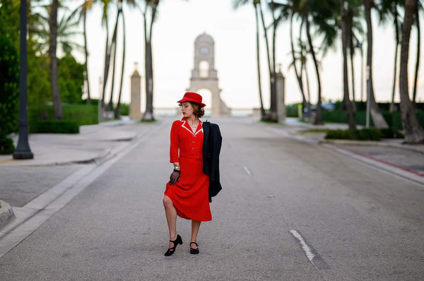 Robe Lisa - Mae à manches longues en rouge avec contraste sous le col, style vintage authentique des années 1940 à son meilleur