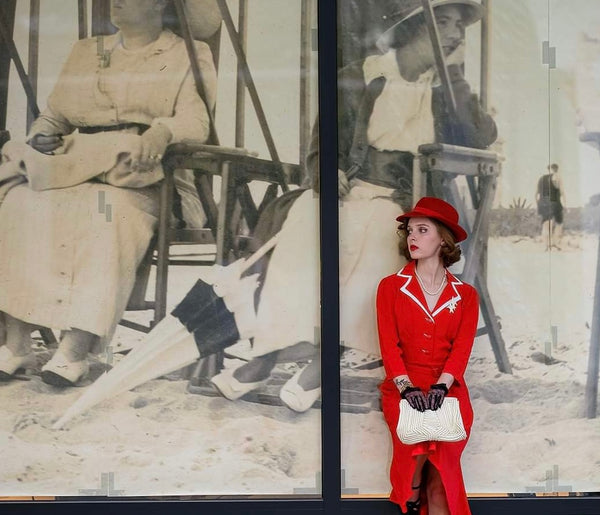 Robe Lisa - Mae à manches longues en rouge avec contraste sous le col, style vintage authentique des années 1940 à son meilleur