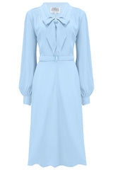 „Eva“-Kleid in Puderblau, klassisches Langarmkleid im 40er-Jahre-Stil mit Bindekragen