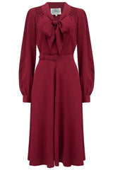 „Eva“-Kleid in einfarbigem Weinrot, klassisches Langarmkleid im Stil der 1940er Jahre mit Bindekragen
