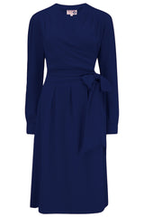 La robe portefeuille à manches longues « Evie » en bleu marine, vrai et authentique style vintage de la fin des années 1940 et du début des années 1950