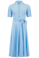 Robe de thé « Mae » en bleu poudre avec contrastes crème, style vintage classique des années 1940