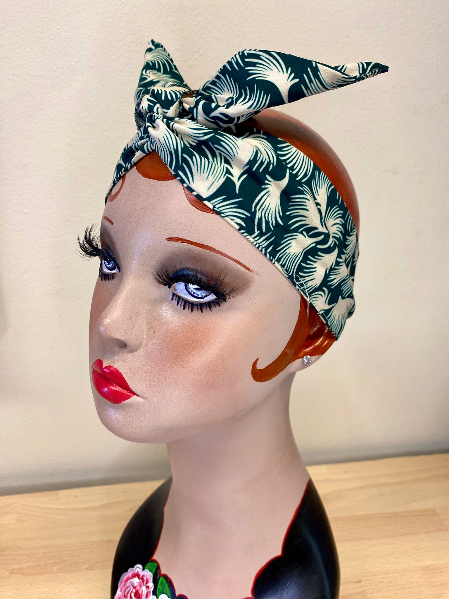 Twist &amp; Go.. Stirnband mit Draht (kein lästiges Knoten oder Schleifen nötig) im Rockabilly-/Landgirl-Stil der 1950er Jahre / 1940er Jahre. Mit grünem Whisp-Print