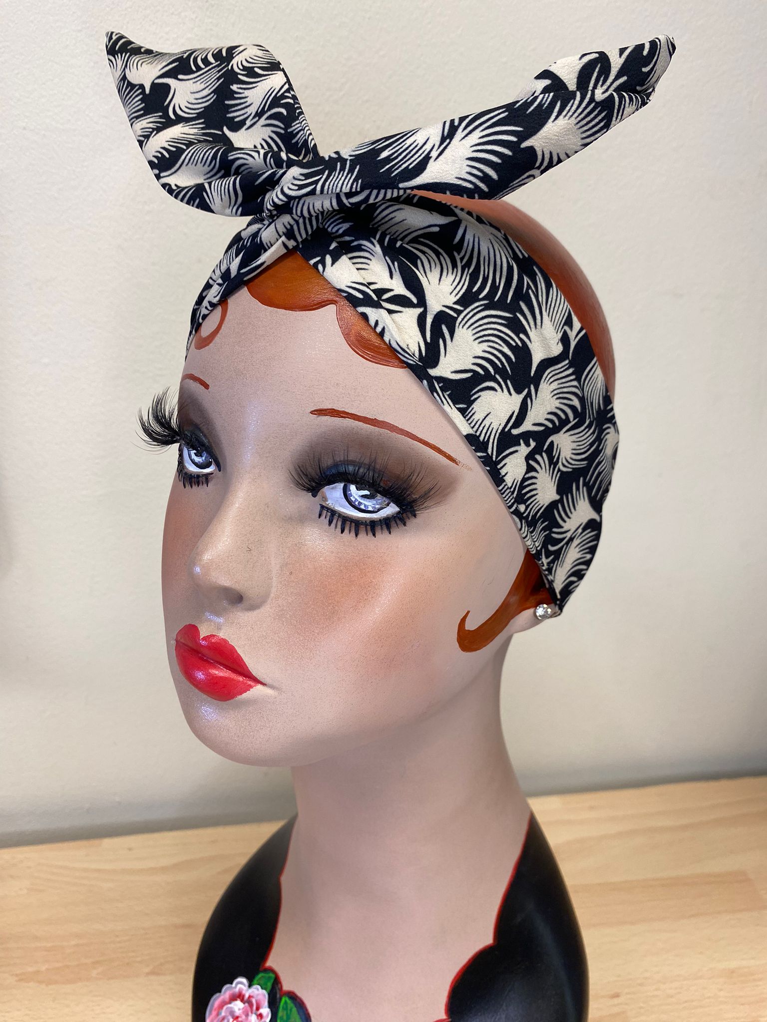 Twist &amp; Go.. Stirnband mit Draht (kein lästiges Knoten oder Schleifen nötig) im Rockabilly-/Landgirl-Stil der 1950er Jahre / 1940er Jahre. Mit schwarzem Whisp-Print