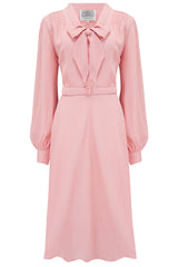 Robe « Eva » en rose fleuri, robe à manches longues de style classique des années 1940 avec col noué