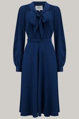 Robe « Eva » en marine, robe classique à manches longues de style années 1940 avec col noué